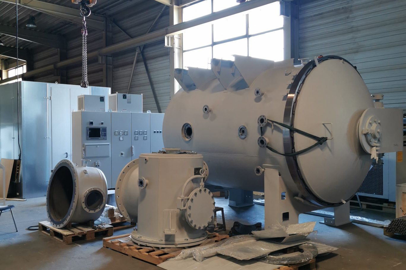 Großer Industrieofen in Produktionshalle mit Krananlage