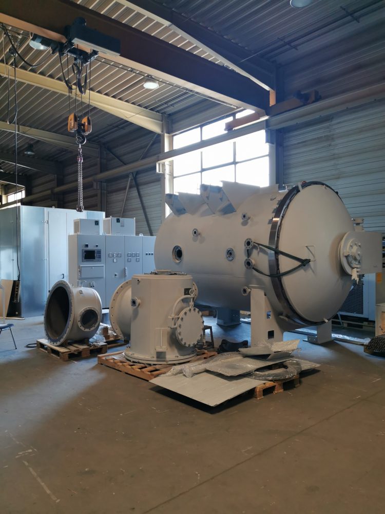 Großer Industrieofen in Produktionshalle mit Krananlage