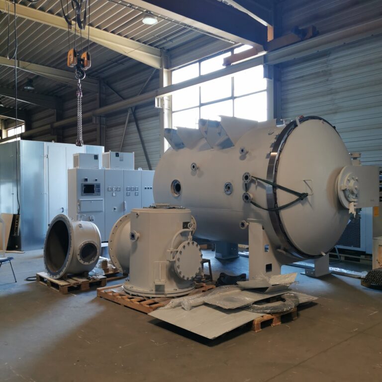 Großer Industrieofen in Produktionshalle mit Krananlage