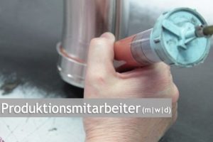 Hand misst Metallbauteil mit Messgerät auf Werkbank