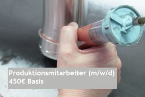 Hand misst Metallbauteil mit Messgerät auf Werkbank