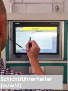 Mitarbeiter bedient Touchscreen-Panel in Produktionsanlage