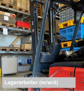Gabelstapler im Lager vor Regalen mit Kisten und Paletten