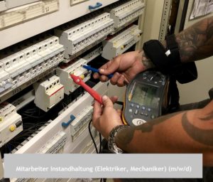 Techniker misst elektrische Komponenten im Schaltschrank mit Multimeter
