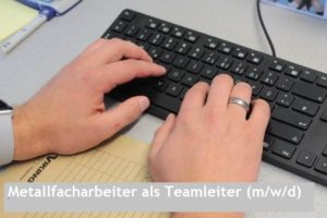 Hände tippen auf Tastatur am Büroarbeitsplatz