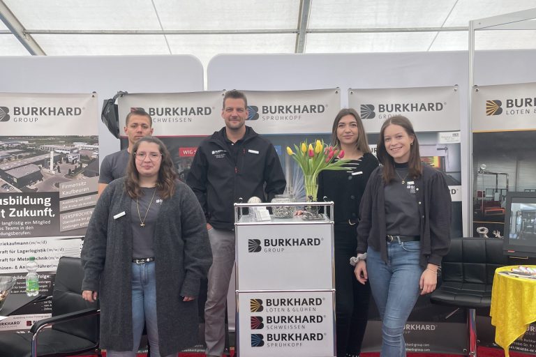 Team der Burkhard Group am Messestand mit Infomaterial und Präsentationsfläche
