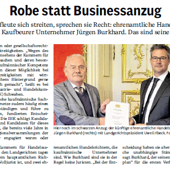 Zeitungsartikel „Robe statt Businessanzug“ mit Foto von Jürgen Burkhard und einem Richter