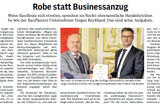 Zeitungsartikel „Robe statt Businessanzug“ mit Foto von Jürgen Burkhard und einem Richter
