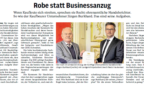 Zeitungsartikel „Robe statt Businessanzug“ mit Foto von Jürgen Burkhard und einem Richter