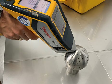 Messgerät prüft die Geometrie eines metallischen Sprühkopfs im Labor