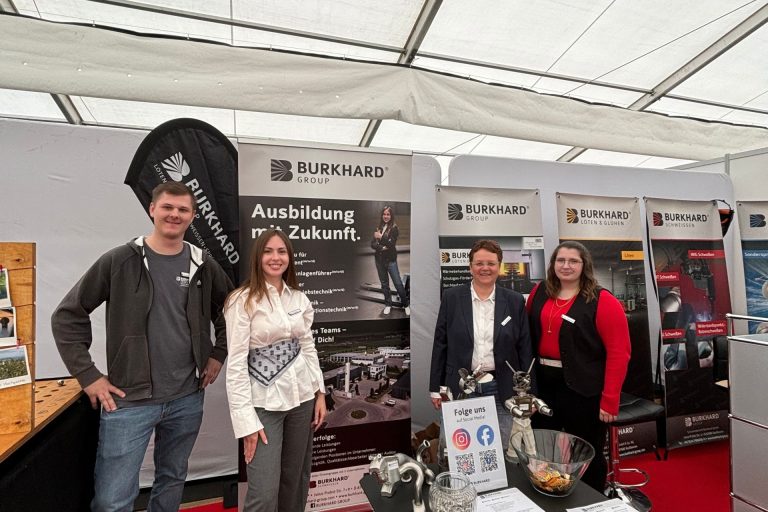 Messestand der Burkhard Group mit Team und Informationsmaterial zur Ausbildung