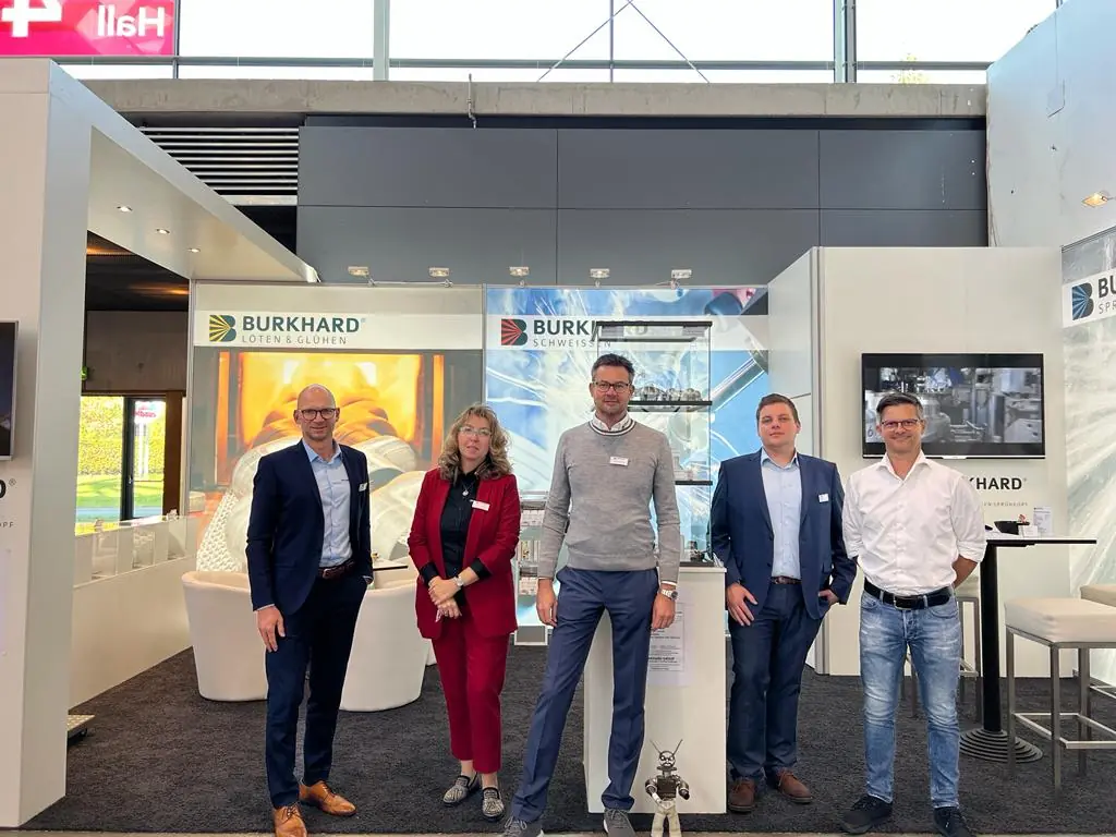 Team der Burkhard Group am Messestand auf einer Fachmesse